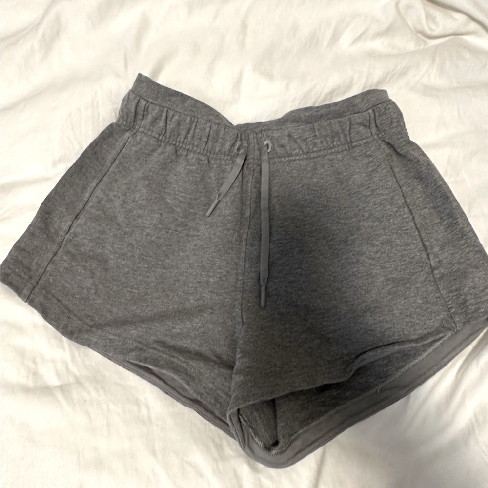 LULULEMON Inner glow shorts